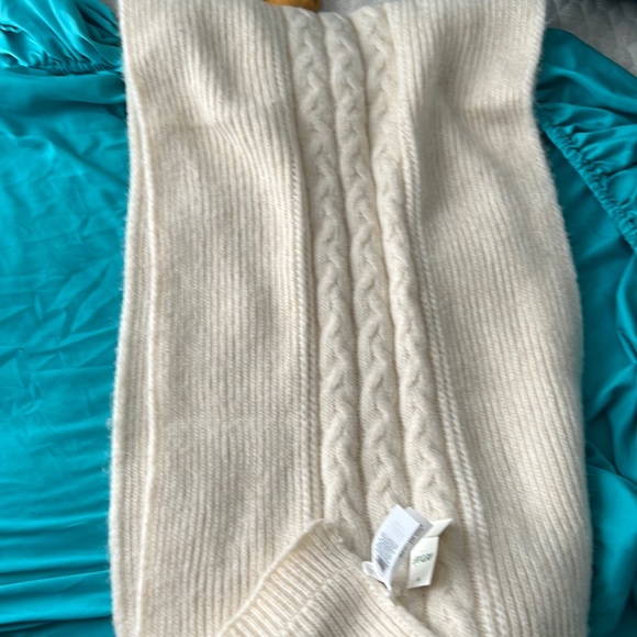 Accessories - Beautiful scarf to keep you warm